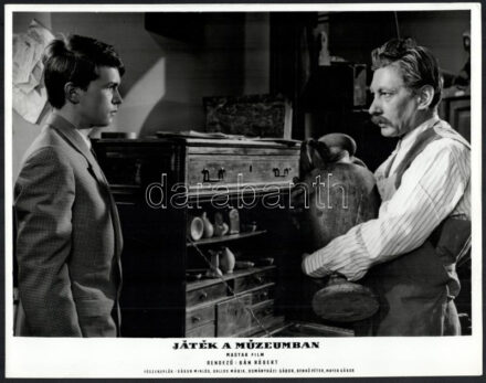 cca 1965 ,,Játék a múzeumban' című magyar film jelenetei és szereplői (köztük Gábor Miklós, Dallos Mária, Benkő Péter, Kern András), 13 db vintage produkciós filmfotó, ezüst zselatinos fotópapíron, a használatból eredő