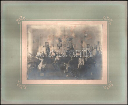 cca 1917 Sebesült katonák gyógyulása és rehabilitációja, jelzés nélküli vintage fotó, foltos, kasírozva, ezüst zselatinos fotópapíron, 15,5x21,5 cm, karton 29,5x35,5 cm