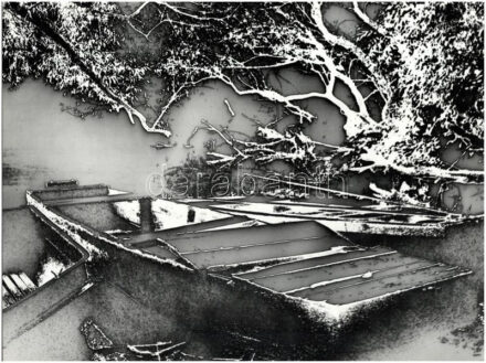 cca 1979 Vincze János (1922-1999) kecskeméti fotóművész hagyatékából, pecséttel jelzett, vintage fotóművészeti alkotás (csónakok szolarizálva), ezüst zselatinos fotópapíron, enyhén hullámosra szárítva, 30x39,7 cm