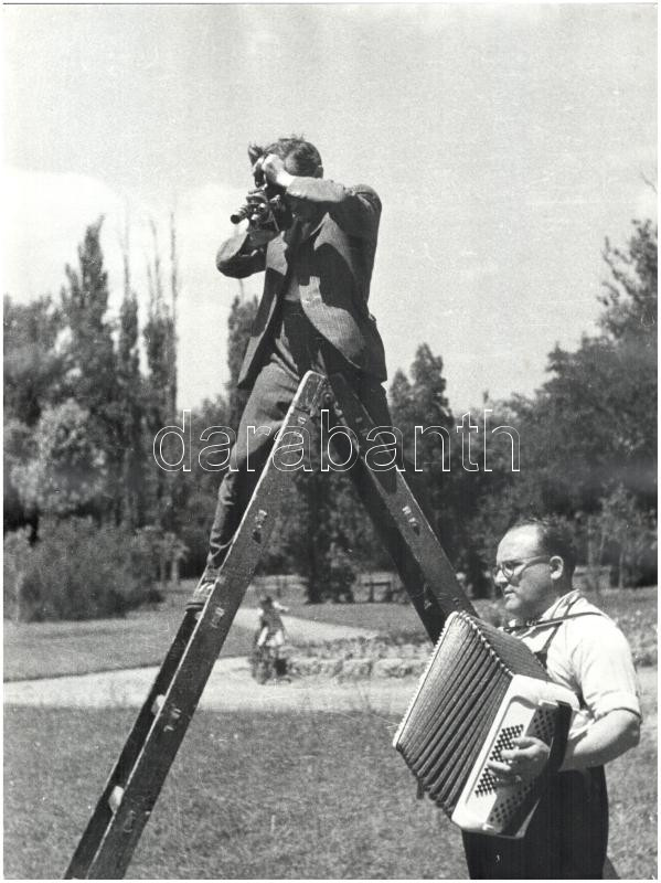 cca 1960 ,,Zenés' film készül Kecskemétről, Vincze János (1922-1999) kecskeméti fotóművész hagyatékából, jelzés nélküli vintage fotó, ezüst zselatinos fotópapíron, 39,5x30 cm