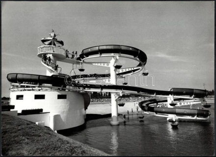 cca 1982 Vincze János (1922-1999) kecskeméti fotóművész hagyatékából, feliratozott vintage fotóművészeti alkotás (Szabadidőközpont 1.), ezüst zselatinos fotópapíron, sarkán törésvonal, 28,7x38,5 cm