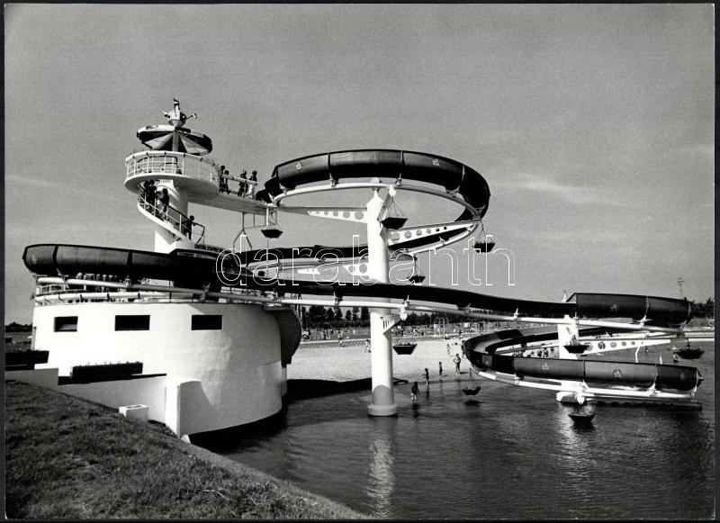 cca 1982 Vincze János (1922-1999) kecskeméti fotóművész hagyatékából, feliratozott vintage fotóművészeti alkotás (Szabadidőközpont 1.), ezüst zselatinos fotópapíron, sarkán törésvonal, 28,7x38,5 cm