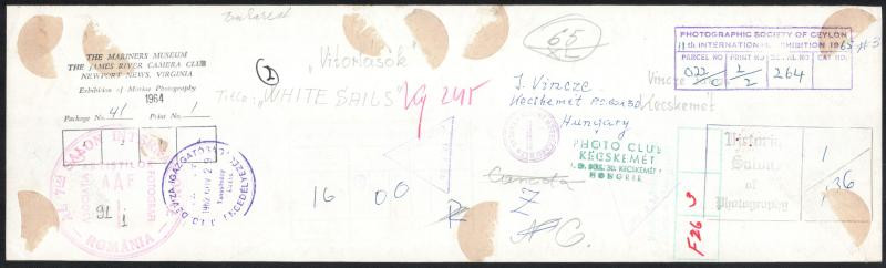 cca 1960 Vincze János (1922-1999) kecskeméti fotóművész hagyatékából, feliratozott vintage fotóművészeti alkotás (Vitorlások), ezüst zselatinos fotópapíron, hátoldalán több külföldi kiállítás emlékpecsétje, sarkán kis - Image 2