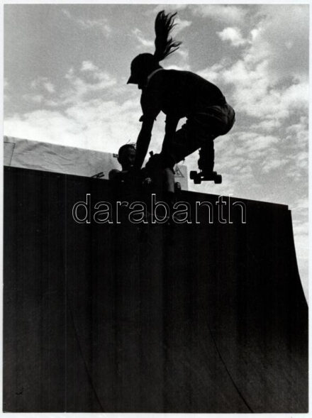 cca 1981 Vincze János (1922-1999) kecskeméti fotóművész hagyatékából, feliratozott vintage fotóművészeti alkotás (gördeszkások), ezüst zselatinos fotópapíron, 30x22,5 cm