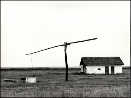 cca 1975 Vincze János (1922-1999) kecskeméti fotóművész hagyatékából, feliratozott vintage fotóművészeti alkotás (Elhagyott tanya), ezüst zselatinos fotópapíron, 30x29 cm