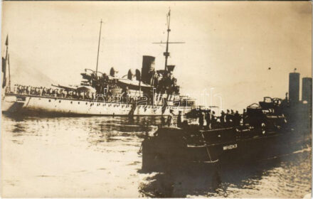SMS Warasdiner Osztrák-Magyar Haditengerészet rombolója matrózokkal és csatahajóval / K.u.K. Kriegsmarine Zerstörer / WWI Austro-Hungarian Navy destroyer and battleship, mariners. photo