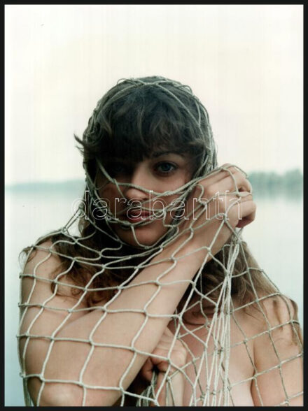 cca 1994 Menesdorfer Lajos (1941-2005) budapesti fotóművész hagyatékából, feliratozott, vintage fotóművészeti alkotás (A zsákmány), 40x30 cm