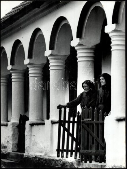 cca 1978 Menesdorfer Lajos (1941-2005) budapesti fotóművész hagyatékából, pecséttel jelzett, feliratozott, vintage fotóművészeti alkotás (Nővérek), ezüst zselatinos fotópapíron, kasírozva, 39,5x29,5 cm