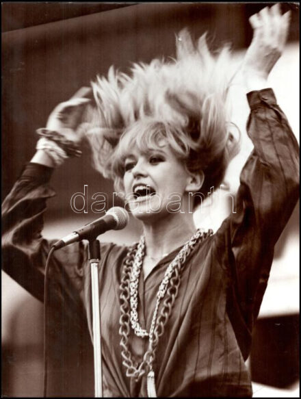 cca 1985 Menesdorfer Lajos (1941-2005) budapesti fotóművész hagyatékából, feliratozott vintage fotó (Suttogva és kiabálva), ezüst zselatinos fotópapíron, kasírozva, 40x30 cm