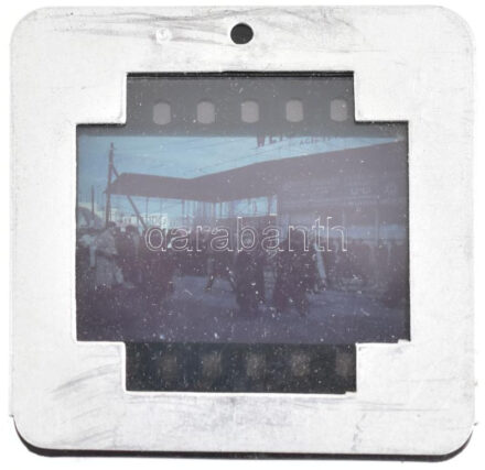 cca 1940 Bp., tömeg a Weiss Manfréd Gyár bejáratánál, 1 db Agfacolor színes diapozitív