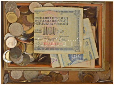 Vegyes, magyar és külföldi érmetétel mintegy ~1kg súlyban + 4db külföldi bankjegy, jelzett alpakka dobozban, a doboz tetején, belül gravírozás: 'Tiszti lőverseny Esztergom 1954 I. díj' T:vegyes Mixed, Hungarian and foreign coin lot