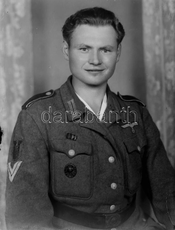 Német (Wehrmacht) katona, kitüntetéssel / jelvénnyel, 1 db üvegnegatív, 9x6,5 cm
