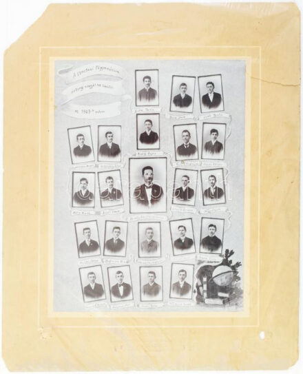 1903 Szentesi főgimnázium érettségi vizsgát tett tanulói, tablófotó, pecséttel jelzett (özv. Hegedüs Vilmosné, Szentes), sérült kartonon (szakadás, sarokhiány), 26x19,5 cm