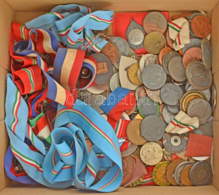 Doboznyi vegyes, főleg sport díjéremből álló tétel T:vegyes