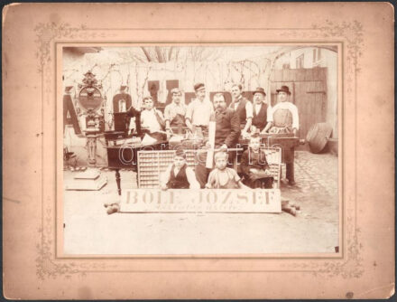 cca 1900 Böle József asztalos üzeme. nagy méretű kemény hátú fotó kartonon. 33x24 cm