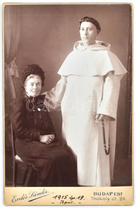 1915. Bőle Kornél [Viktor Kálmán / Frater Peregrinus] (1887. Várpalota, Veszprém vármegye - 1961. Pannonhalma ) egyházi író, filológus, domonkos szerzetes. Kemény hátú fotókarton. Erdős Sándor budapesti műterme. 16,2x10,4 cm