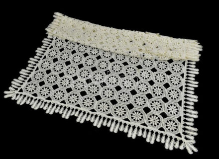 Nagy méretű csipke terítő, 85x128 cm