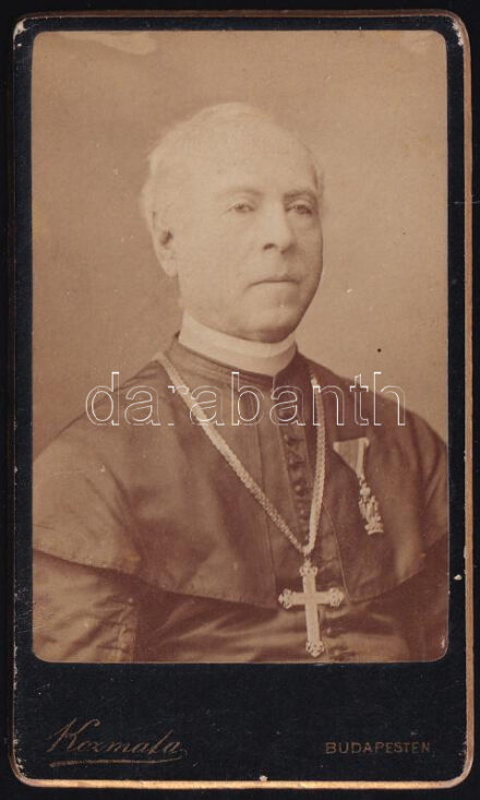 cca 1890-1900 Egyházi személy portréfotója, rajta a Vaskorona-rend kitüntetéssel, keményhátú fotó Kozmata Ferenc budapesti műterméből, 10x6 cm