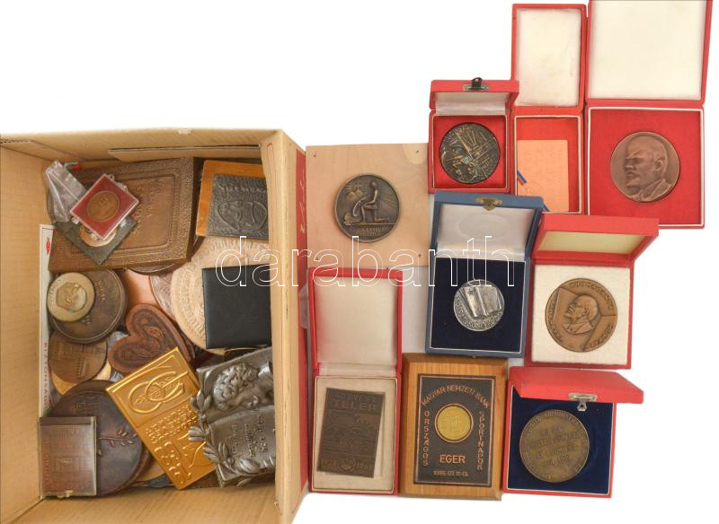 Doboznyi vegyes emlékérem- és plakett-tétel, közte ~1930. 'Becsülettel élj és küzdj!' irredenta bronz emlékérem fa lapra rögzítve (69mm) + Kiss Nagy András (1930-) 1989. 'Magyar Nemzetért / Erdély' bronz emlékérem, eredeti műbőr