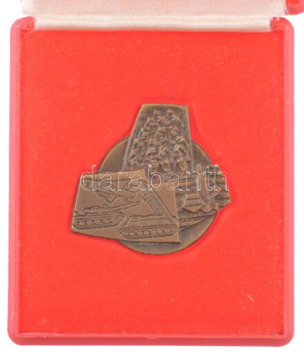 ~1970. 'Magyar Néphadsereg' fegyvernemeket ábrázoló bronz emlékplakett eredeti, sérült tokban (38x37mm) T:UNC