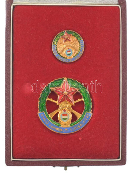 ~1980. 'Kiváló Karhatalmi Szolgálatért' aranyozott, festett, műgyantás kitüntető jelvény miniatűrrel, eredeti tokban (37mm) T:AU