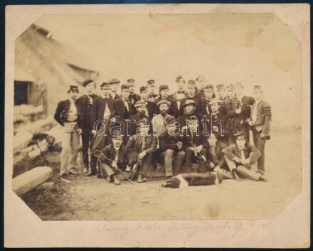 cca 1860 Selmeci erdő- és bányamérnöki főiskola tanára kara és diákjai, a világos ruhás személy (1812-1890) cs. és kir. bányatanácsos, geológus, fotó kartonon, feliratozva a fotó alatt és a hátoldalon, de a dátumozás téves