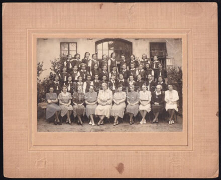 cca 1920-1940 Lányiskolai csoportkép (VIII. ker. Práter u. Községi Polgári Leányiskola), kartonra kasírozott fotó, jelzett (Brunhuber udv. és kam. fényképész, Bp.), hátoldalán a képen szereplők névsora, a kartonon sérüléssel,