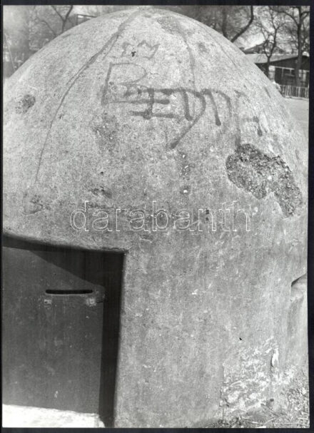 cca 1975 Kalocsai Rudolf (?-?) budapesti fotóriporter és fotóművész hagyatékából feliratozott, vintage fotó (Betonbunker a Csajkovszkij parkban), ezüst zselatinos fotópapíron, 40x29 cm