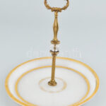 Egykezes sütemény kínáló. Réz, kézzel festett aranyozott üveg. cca 1850. kopott. d_: 16 cm
