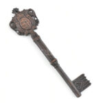 cca 1930 Pécs város kulcsa. Bronz a város és az ország címerével, Jelzett Ludvig gyártói jelzéssel. 10 cm, Eredeti tokjában