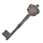 cca 1930 Pécs város kulcsa. Bronz a város és az ország címerével, Jelzett Ludvig gyártói jelzéssel. 10 cm, Eredeti tokjában - Image 2