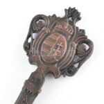 cca 1930 Pécs város kulcsa. Bronz a város és az ország címerével, Jelzett Ludvig gyártói jelzéssel. 10 cm, Eredeti tokjában - Image 3