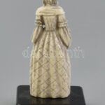 Elefántcsont dáma szobor. Fa alapon. 9 cm - Image 3