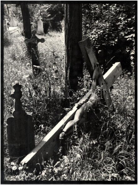 cca 1975 Kaczanda Gyula: Régi temető, feliratozott vintage fotóművészeti alkotás, ezüst zselatinos fotópapíron, 39,5x29,5 cm