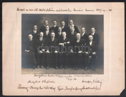 1929 Az egri magyar királyi állami Dobó István Reáliskola tanári kara, Rónai Hajnal egri fényképész pecsétjével, nevesített csoportkép, ezüst zselatinos fotópapíron, 16x22 cm, karton (sarka hiányos) 25x32,5 cm