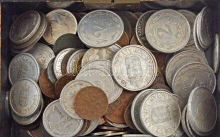 Vegyes, magyar és külföldi érmetétel mintegy ~500g súlyban, főleg 1950 előtti darabokkal, díszes fa ládikában (zár hiányzik) T:vegyes Mixed, Hungarian and foreign coin lot (~500g) within mostly with coins before 1950, in a decorative