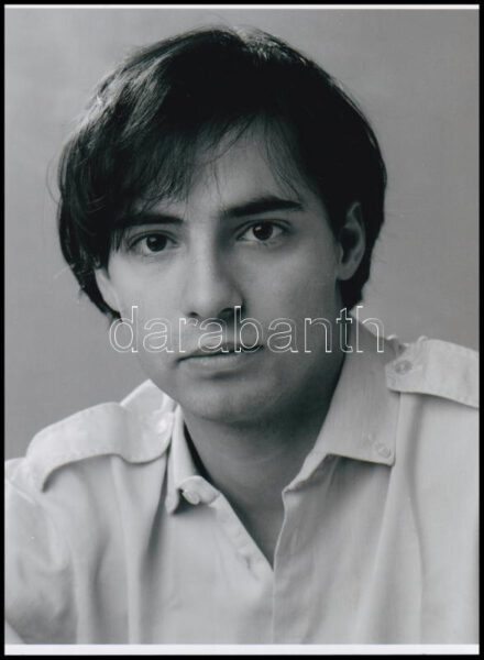 cca 1972 Rudolf Péter színész a pálya kezdetén, vintage műtermi felvételről készült modern nagyítás, 21x15 cm