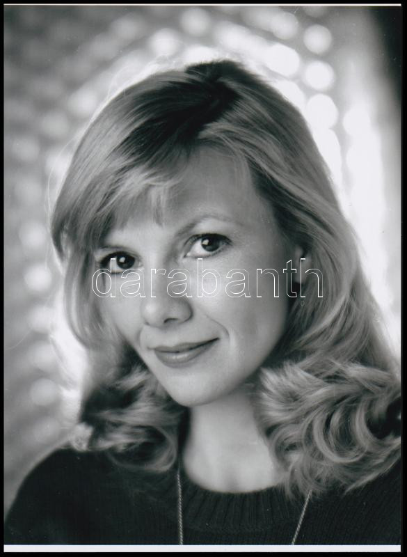 cca 1974 Piros Ildikó színésznő a karrier kezdetén, vintage műtermi felvételről készült modern nagyítás, (a negatív nem képezi a tétel tartalmát!)