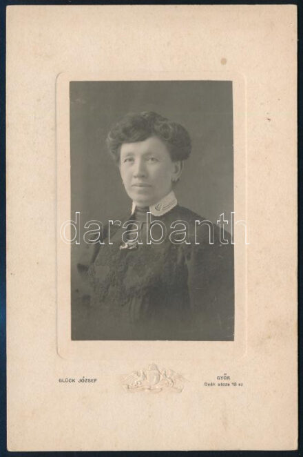 cca 1920 Glück József (?-?) győri fényképész műtermében készült keményhátú vintage fotó, a felirat szerint Mátis Vilmát ábrázolja, a kartonon szép dombornyomás, 16,5x10,8 cm