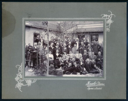 cca 1925 Szabó Imre felvétele, aki Gyoma és Endrőd fényképésze volt, kasírozva, 11x16 cm, karton (foltos) 19,5x25 cm