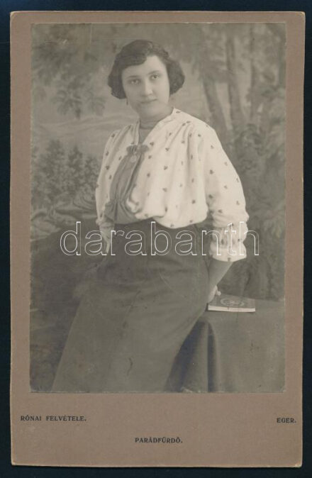cca 1928 Eger, Rónai (Hajnalka) fényképész egri vagy parádfürdői műtermében készült vintage, keményhátú fotó, 17,6x11,5 cm