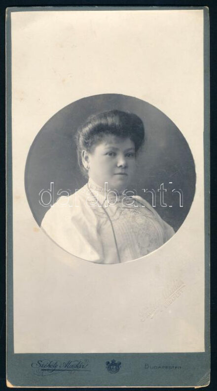 cca 1910 Budapest, Székely Aladár (1870-1940) fényképészeti műintézetében készült, keményhátú, vintage fotó, hidegpecséttel is jelzett, 20,3x11 cm