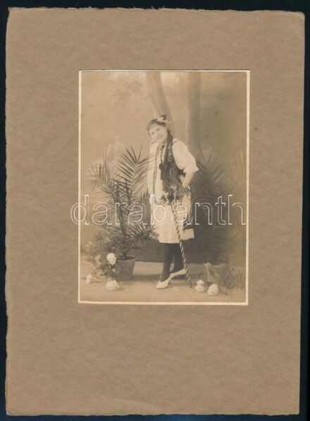 cca 1905 Till Viktor szegedi (később hódmezővásárhelyi) fényképész vintage felvétele, ezüst zselatinos fotópapíron, aláírással jelzett a kép jobb alsó sarkában, 15x10,8 cm, karton 26x19 cm