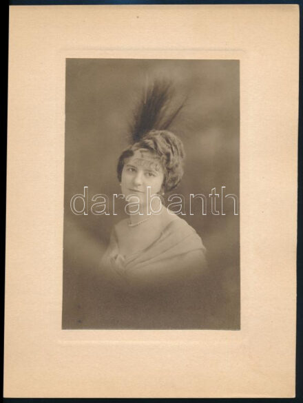 cca 1910 Strelisky Sándor (1851-1922) budapesti fényképész műtermében készült vintage felvételek ezüst zselatinos fotópapíron, az egyik jelzett, 13,8x8,5 cm és 19x12,2 cm, karton 27,5x20,5 cm