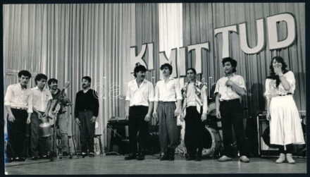 cca 1980 Frankl Aljona budapesti fotóművésznő pecséttel jelzett vintage fotója (Ki mit tud roma szereplőkkel), ezüst zselatinos fotópapíron, a néhai Lapkiadó Vállalat központi fotólaborjának archívumából, a kép felületén