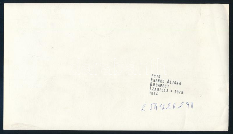 cca 1980 Frankl Aljona budapesti fotóművésznő pecséttel jelzett vintage fotója (Ki mit tud roma szereplőkkel), ezüst zselatinos fotópapíron, a néhai Lapkiadó Vállalat központi fotólaborjának archívumából, a kép felületén - Image 2