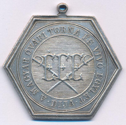 ~1900. 'A Magyar Óvári Tona és Vívó Egylet Díja' kétoldalas, hatszögletű, jelzetlen Ag díjérem füllel (21,90g/42x40mm) T:XF