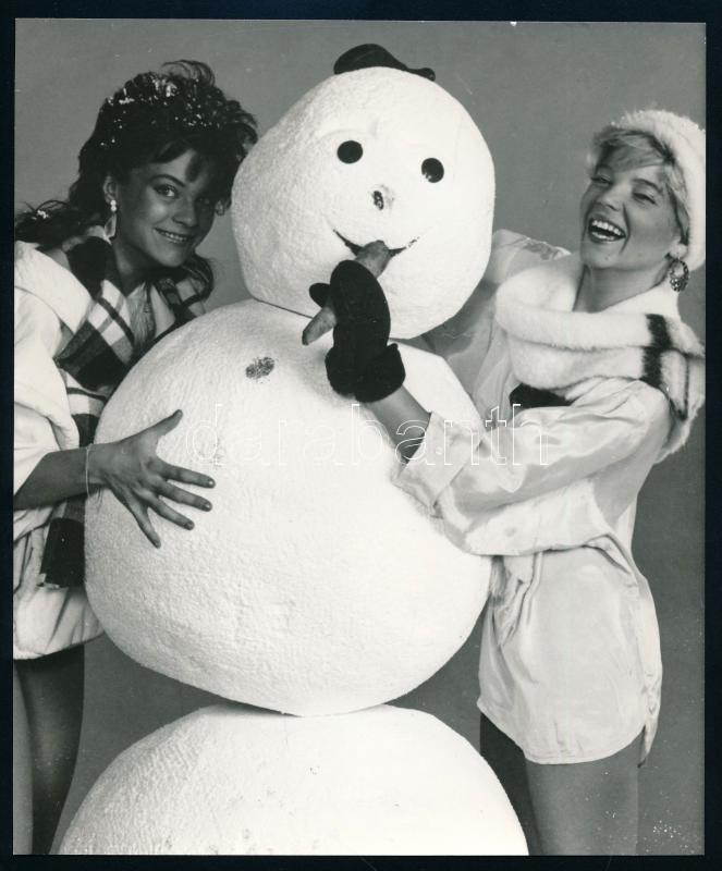 cca 1969 Szilveszter éjjelén répázgatnak a lányok, 1 db vintage fotó, ezüst zselatinos fotópapíron, a néhai Lapkiadó Vállalat központi fotólaborjának archívumából, 22,2x18 cm