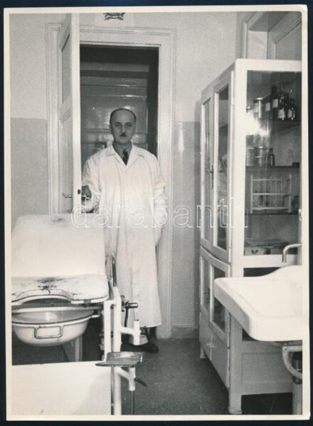 cca 1964 Budapest, nőgyógyászati rendelő, 1 db vintage fotó, ezüst zselatinos fotópapíron, a néhai Lapkiadó Vállalat központi fotólaborjának archívumából, 23,5x17,5 cm