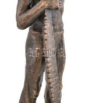 ifj Fekete Géza Dezső (1939-2021): pihenő favágó. Bronzozott műgyanta. Jelzett m: 36 cm
